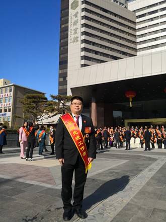 黄海钦，我校1997级国际经济法专业毕业生，2001年参加工作，现任广东省陆丰市人民法院院长。 (2)